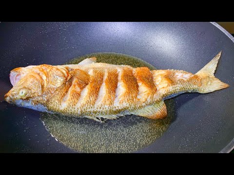 When frying fish, don't rush into the pan first, the chef will teach you a trick