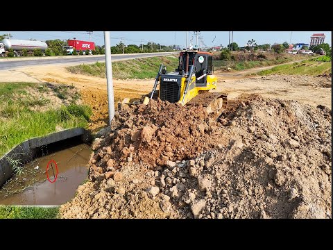 Amazing skill operator pushed soil filling land with 25ton dump trucks 