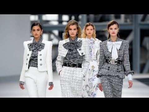 Chanel Fall/Winter 2025: When Pearl White Tweed Falls in Love with Graphite Grey