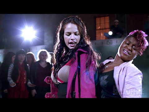 Bellas VS Treblemakers BATTLE | Pitch Perfect | CLIP