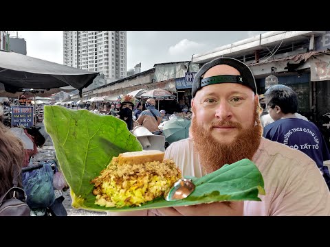 Would you eat breakfast out of a LEAF in a wet market of Vietnam?