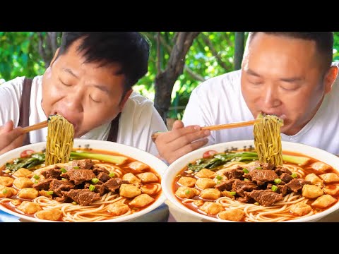 摘點青菜，二弟做“牛肉麵疙瘩”，香辣勁道大口嗦面真過癮【鐵鍋視頻】