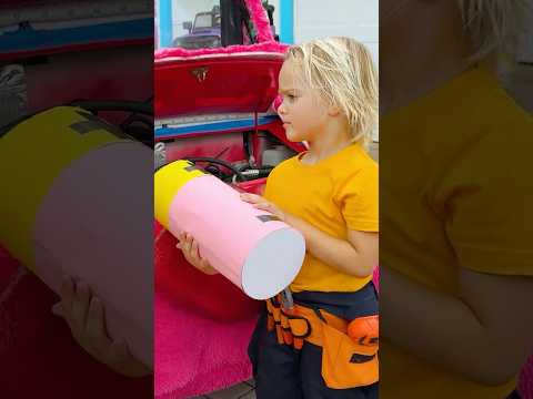 كريس يساعد والدته تغيير البطارية في السيارة