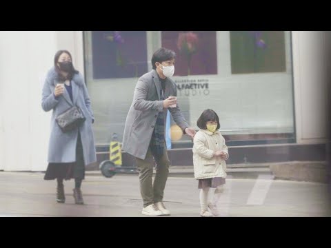 Do citizens help a child who is shivering in the cold?