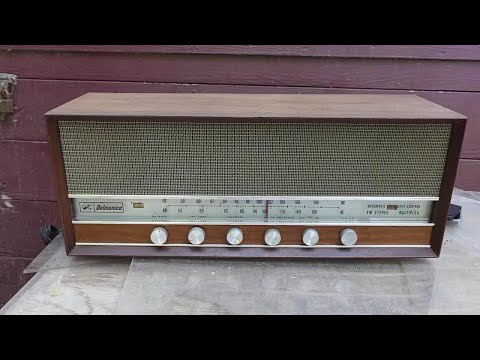 1966 Delmonico JVC AM FM Stereo Tube Table Radio FMS749