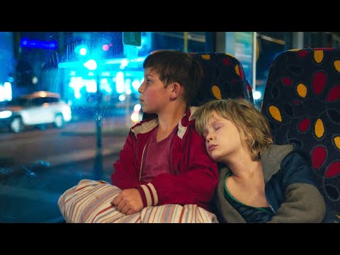 豆瓣8.1分，攤上不負責任的母親，小男孩只能獨自照顧弟弟，可他也只是個孩子！看得心酸！【光影】