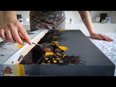 Depth, shine and intense yellow: this work of art is a real eye-catcher!