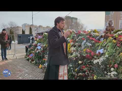 На могиле Алексея Навального священник провел молитву. Несмотря на рабочий день люди продолжают идти