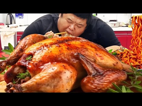 10 bags of turkey noodles are cooked into a big pot. Brother Monkey has finished making them all.