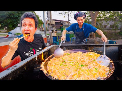 Thai Street Food - CRAZIEST Mussel Omelet Chef!! 🇹🇭