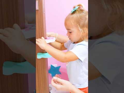 Alice and Auntie are playing hide-and-seek