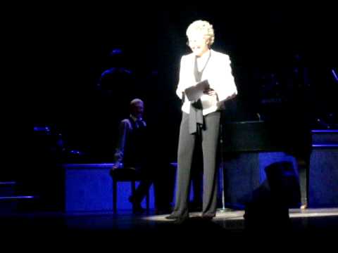 Anne Murray reading fan mail at Vancouver show-2008-05-05