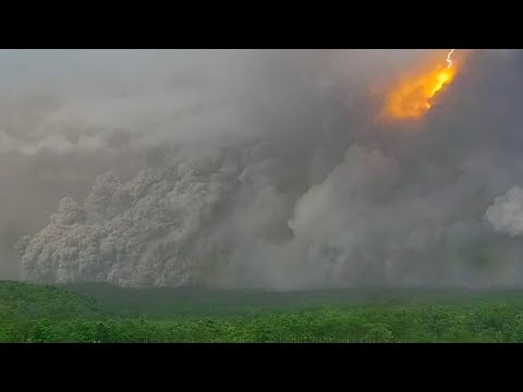 Eerie Sound from Approaching Pyroclastic Flow at Semeru Volcano (Nov 19, 2025)