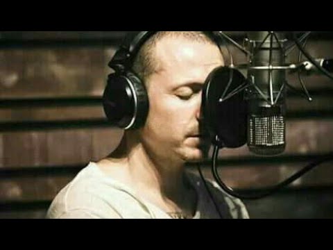 Chester bennington recording vocals in the studio (chester grabando voces en el estudio)