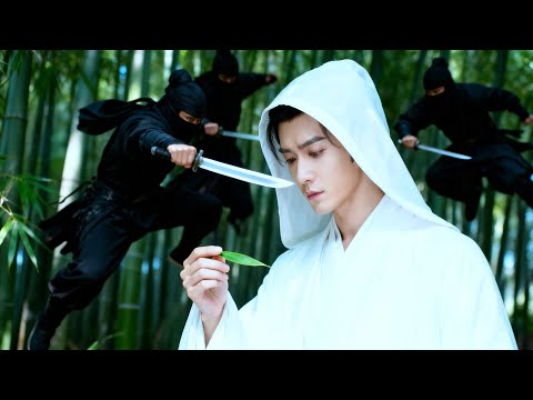 Plain White-Clad Guy—Secret Martial Master! Bamboo Leaves as Needles, Pierces Assassin’s Throat!
