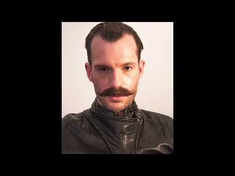 Cinéma (FR): Poser et coller une moustache