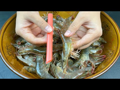 今天才知道，原來去蝦線這麼簡單，一根吸管就搞定，2秒一隻，又快又乾淨，Remove the shrimp line, One straw will do it. fast and clean