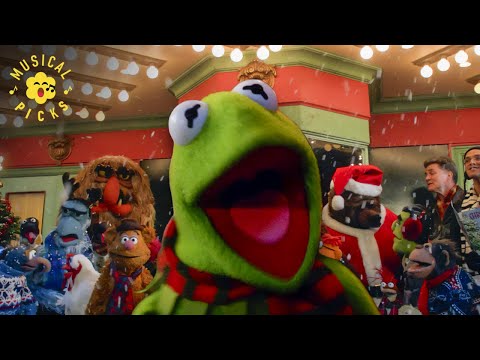 Miss Piggy Punches Joan Cusack To Save The Theatre  | It's a Very Merry Muppet Christmas Movie