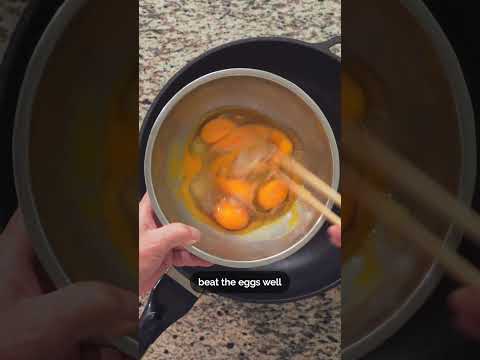 ๐ณ How to make Scrambled Eggs & Chives, like a Chinese chef! (้ญ่็่) #Shorts