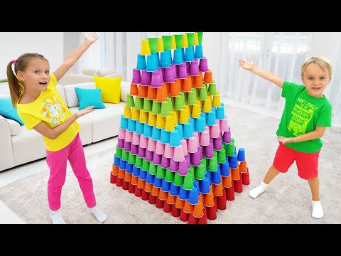 Anak-anak bermain dengan cangkir warna-warni dan belajar berbagi