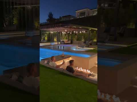 Imagine having this at home! π΄β¨#luxuryhome #pool #outdoorkitchen #backyard
