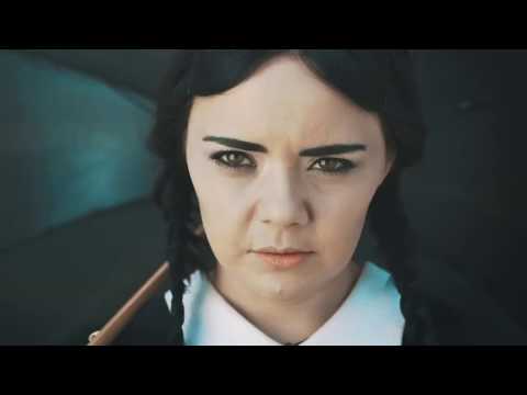 Adult Wednesday Addams - ep. passeando cachorros (legendado)