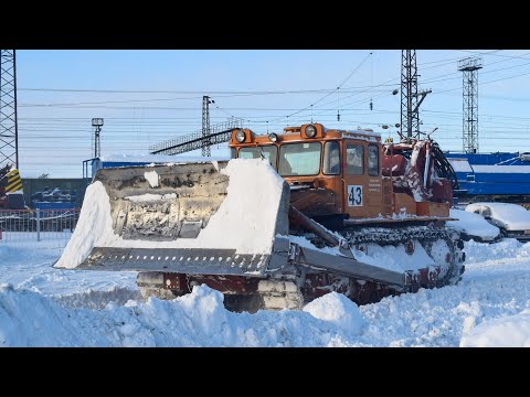 Трактор ДЭТ-250 и ПУМ-500. Уборка снега.