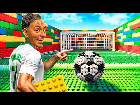J'AI CONSTRUIT un TERRAIN de FOOT en LEGO GEANT !