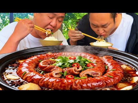 5斤重魚頭，二弟做“魚頭燉肥腸”，鮮香下飯真過癮！【鐵鍋視頻】