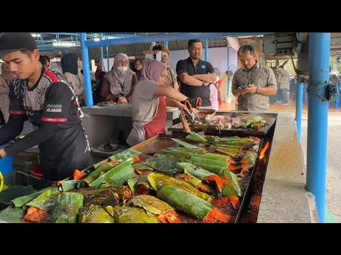 吉隆坡一家印尼风味烤鱼，风味独特，香嫩可口，非常下饭，每天需要100到150公斤的鱼和苏东，一到中午顾客就爆满……