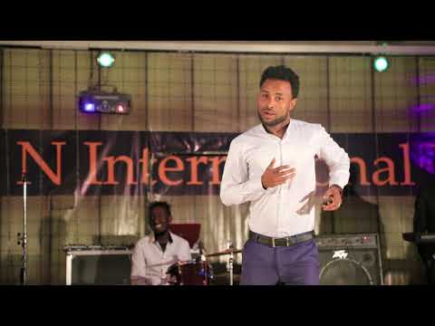 Ethiopian; Azmeraw pretending like teddy Afro and many musicians on stage  on stage. @t DZ (funny)