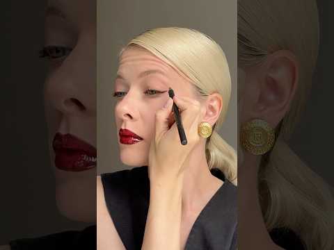 Fast and simple brown eyeliners! Just drawing it with any eyepencil and smudge the wings #eyeliners