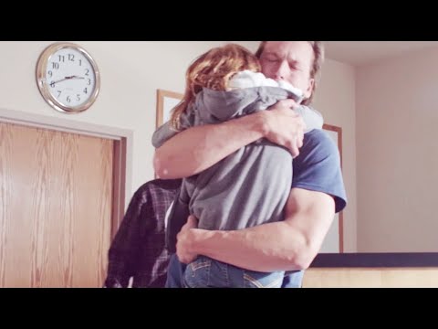 女孩从小跟随父亲房车旅行，直到她看到自己的寻人启事，可真相远比想象的更心寒！【光影】