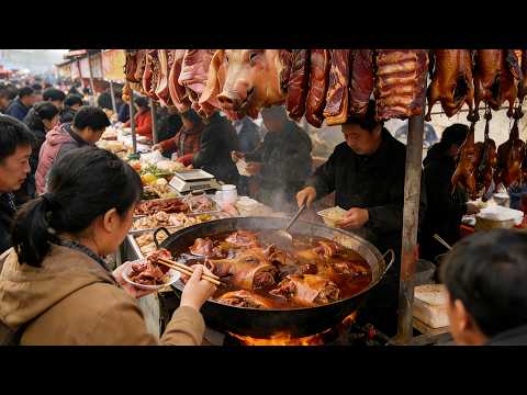 中國四川重慶農村趕大集，到處充滿煙火氣，本地人能吃肉，一車豬頭500斤不夠賣，爆炒肥腸排隊買，麻辣鮮香超下飯，傳統手藝米花糖，能吃出小時候回憶，榮昌滷鵝、牛雜粉、鮮玉米餅、各種街頭美食令人胃口大開