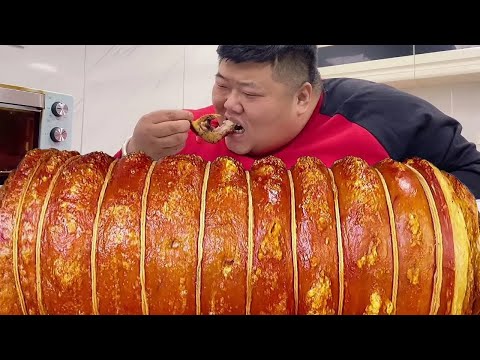 Monkey Brother makes the ”Internet celebrity pork roll”, which is so delicious!