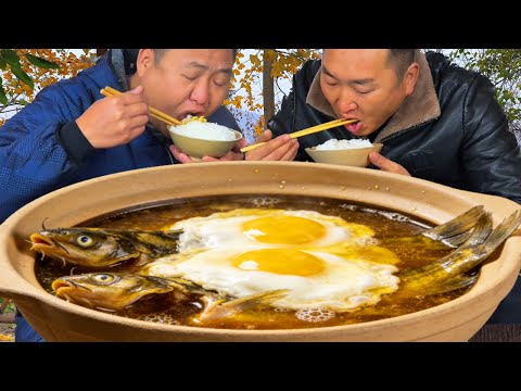 3斤泥鰍，二弟做“荷包蛋燉泥鰍”，香辣Q彈下飯吃真爽【鐵鍋視頻】