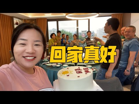 历经三十小时回国，几十个亲戚热烈迎接，这阵仗把开心妈感动坏了