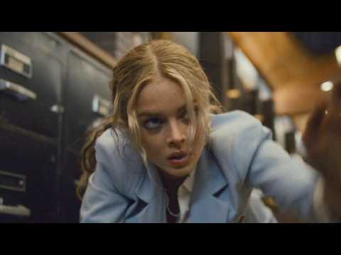 看似不起眼的銀行職員，不料竟是退隱江湖黑幫車手，被迫捲入紛爭驚天黑吃黑！【補影】