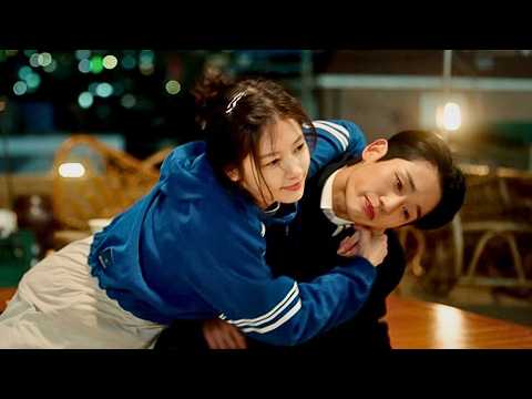 اتنين جيران ومتربيين سوا بسبب صداقة أمهاتهم ولكنه بيكتشف انه بيحب صاحبته بعد ١٨ سنة