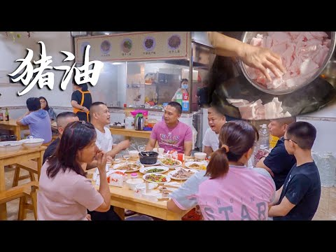 广东大叔每天凌晨4点起床，把没人要的猪脂肪熬成猪油，加到面条里，每天卖出1000碗！