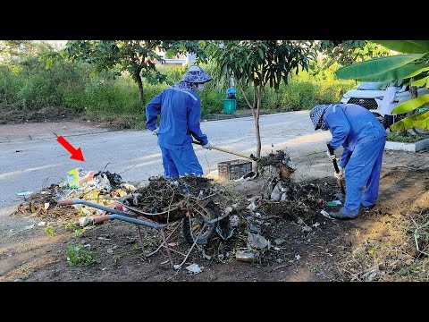 Shocked! Neighbors Can Live with a Giant Dump of Garbage in Front of Their House for Years