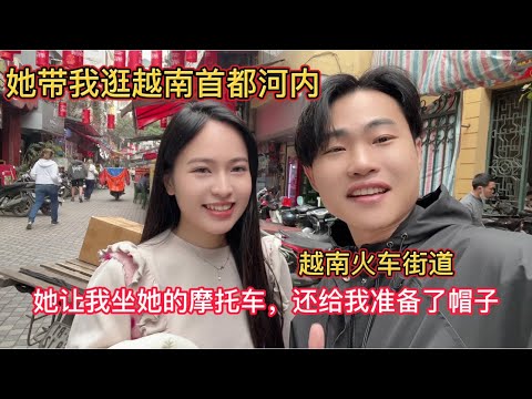 越南女孩让我坐她摩托车，带我逛越南首都河内，专心为我准备了帽子，我很感动