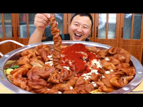 🔥【水煮肥肠真香警告】15斤肥肠暴击！软糯到Duang弹的肥肠瀑布配面条，香到暴击灵魂！