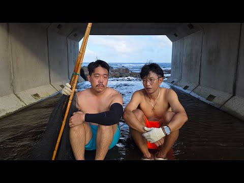 A group of married men who were kicked out of their homes try to survive in a river and end up ca...