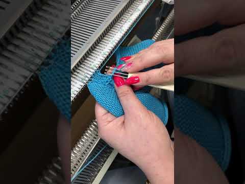 Вертикальное соединение полотна при помощи декоративной косички.