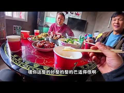 家住深山花三十万自己修公路、再花30万修房、为何不搬出大山？