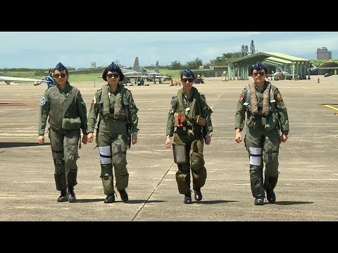空軍三型主力戰機 首批女飛行員亮相 20180718 公視晚間新聞