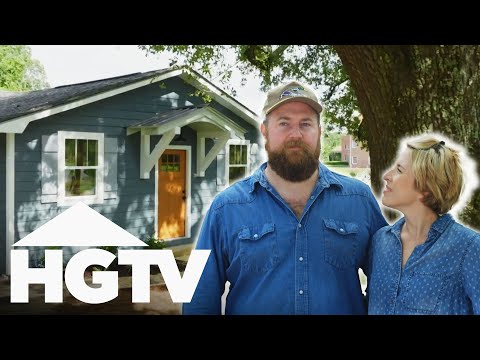 Ben And Erin COMPLETELY Transform The Front Of This 1940s House! | Home Town
