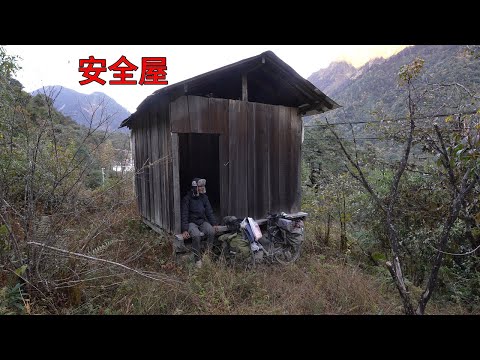 骑行西藏进入墨脱，晚上借宿小木屋炖猪蹄吃，还能防野生动物骚扰