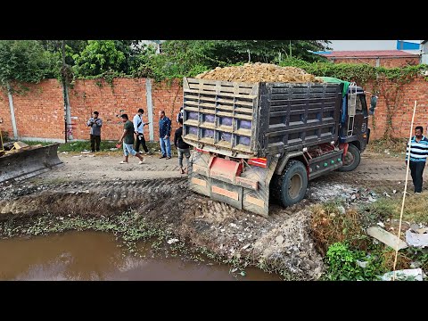Process first job !! Excellent Trucks NISSAN drop soil and push fill by KomatSu Dozer
